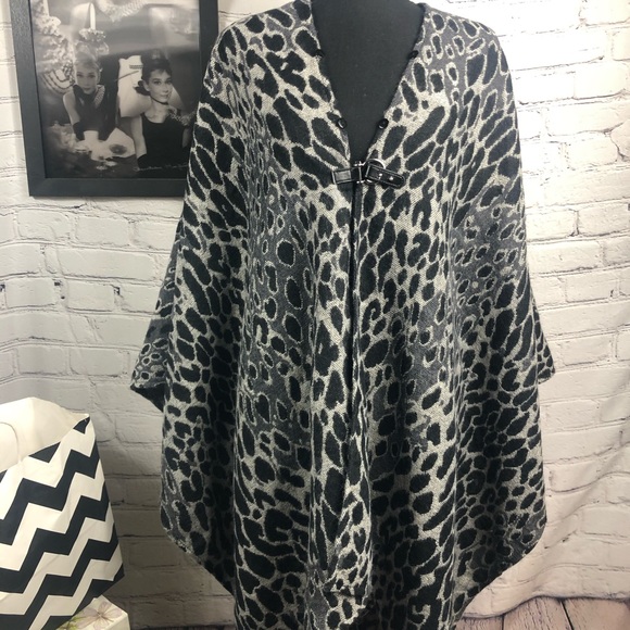 Marc New York Andrew Marc Grey& Black animal Print with Faux Fur Collar. - Picture 3 of 6
